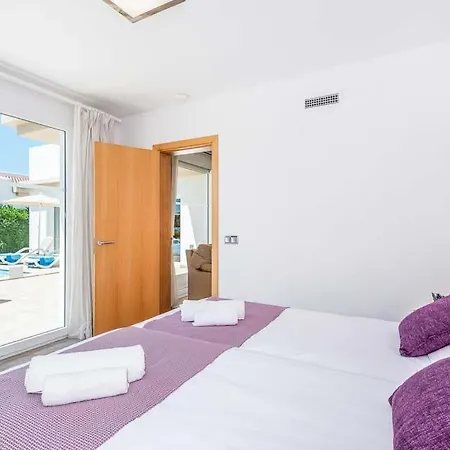 Cala'n Blanes Sleeps 9 Pool Air Con Wifi Villa *
